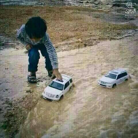 Pinsuwan_35's tweet image. เกิดฝนตกหนักเมื่อเช้านี้ มีน้ำป่าไหลหลาก พัดเอารถไป2คัน แต่โชคดีมีพลเมืองดีช่วยไว้ #กูไม่ยอมเห็นรูปนี้คนเดียว