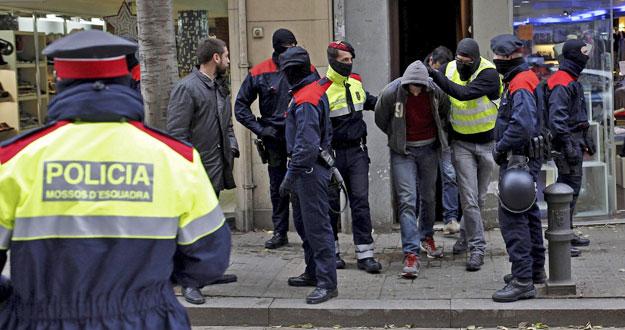 rtvenoticias's tweet photo. Los detenidos por terrorismo #anarquista pasan a disposición de la Audiencia Nacional http://t.co/FOJqCErq1a http://t.co/5VGxH9pM24