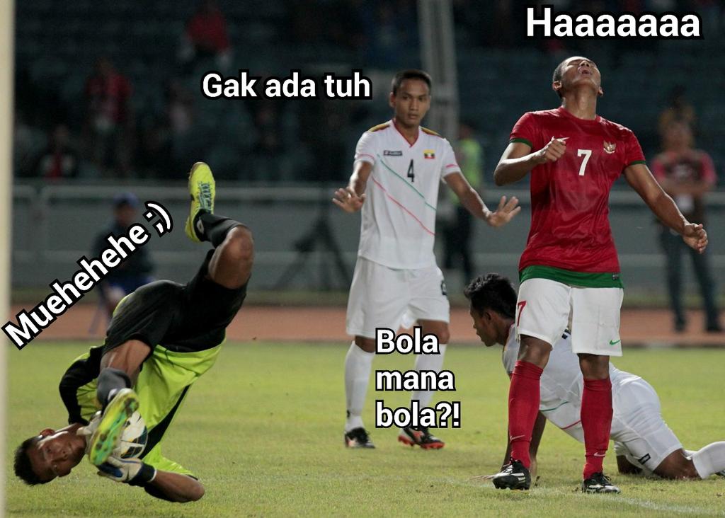 Ada pemain Myanmar lagi nyariin bola. #SuperSoccerMeme @bolanewscom