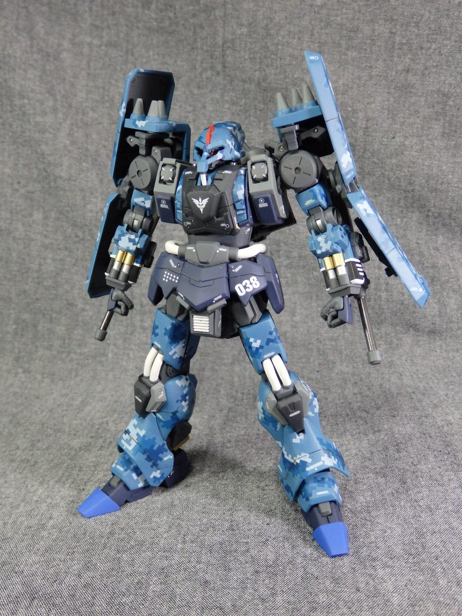 エボっち Tf神戸が終わってからボチボチ作ってたhgucシュツルム ガルス完成っと 今回はプロポーション弄ったりヒートブレードトンファー作ったり色々やって 塗装は劇中のカラーリングをベースにピクセル迷彩のデカールを貼ってみました Http T Co