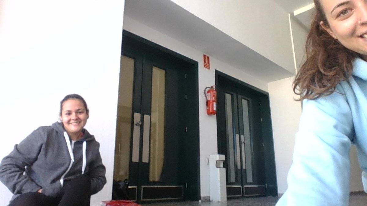 sarale16's tweet photo. nos fuiiiiiiimos... que nos gusta un pasillo...@LidiaCM96 http://t.co/CovAdWJnKU