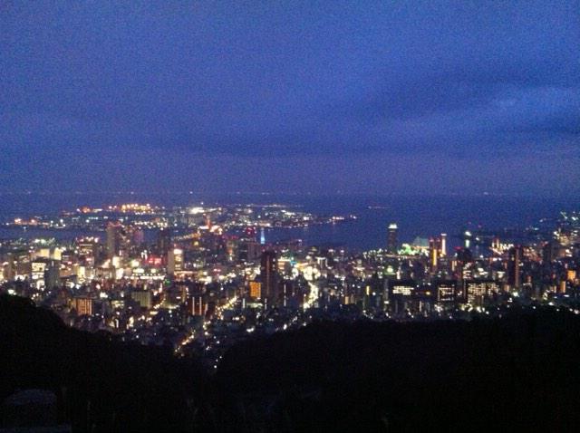 funnyjapan's tweet photo. 神戶的夜景迷人，在日本國内堪稱數一數二。特別是從六甲山山頭遠望，印入眼帘的夜景被列入日本夜景三甲之列，有“寧可一擲百萬美元，切勿錯過六甲���景”的美譽。 http://t.co/dnbLeAuz3o