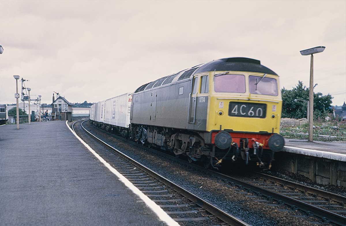 ellybellypubs's tweet photo. Day21 of #LPAdventCalendar sees 1774 drifting through Grantham with a Container train in August 1971 #Christmas http://t.co/hVGna6gLl9