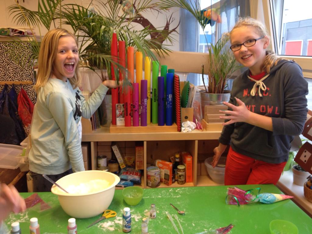 Wat een berg levensmiddelen is er opgehaald voor de voedselbank! #kerstmarkt
