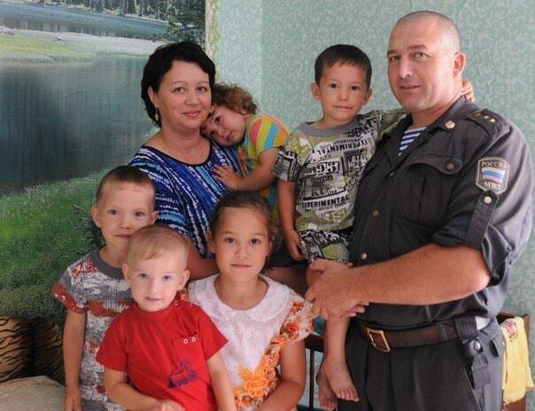 knyazpavel's tweet photo. Полицейский из Алтайского края спас двоих дети��ек, а затем усыновил их. Вот это - герой, а не майданутые нацисты. http://t.co/goXpiOP547
