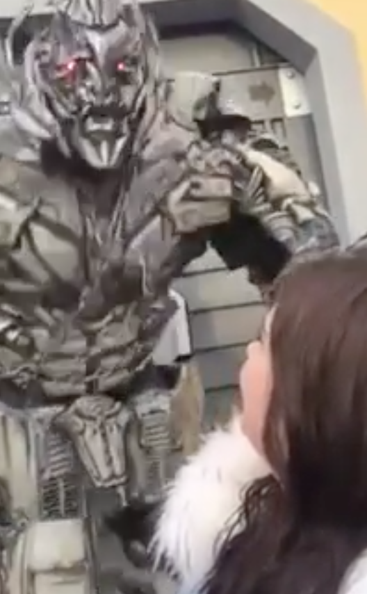961KISS's tweet image. Megatron speaks the TRUTH when girl tries to take selfie (Video bit.ly/16rdI6x)