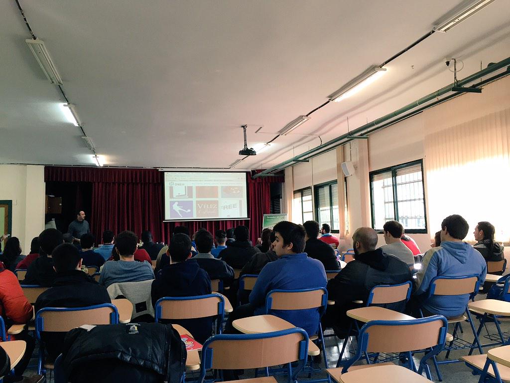 onehent's tweet photo. @onehent y @ComerciumEs en el @IesPSur: Contacto alumnado de informática con #emprendedores #JILPSUR14 http://t.co/DBjTY6EtpG
