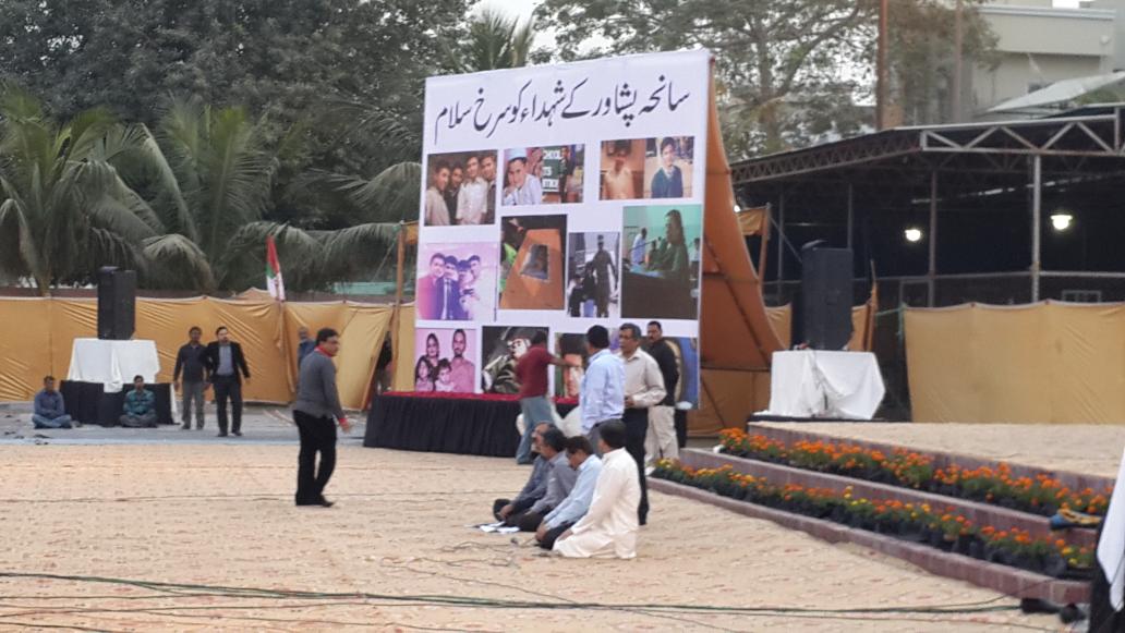LoveMQM's tweet photo. QeT Altaf Hussain Bhai Addressing HUGE MQM Condolence Gathering In Karachi On Peshawar Carnage. We Demand! #CrushTTP http://t.co/j9fHec5Jjl