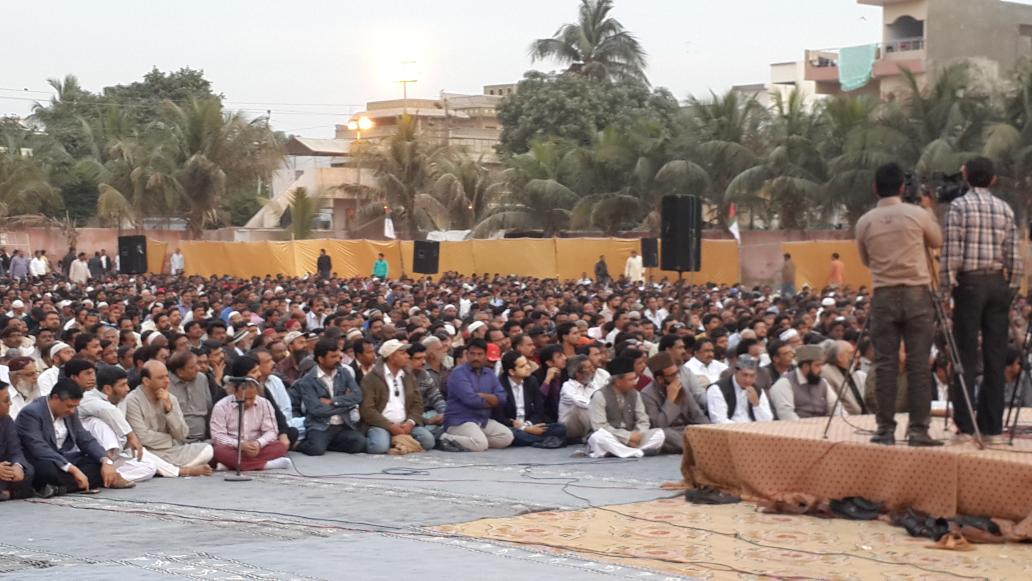 LoveMQM's tweet photo. QeT Altaf Hussain Bhai Addressing HUGE MQM Condolence Gathering In Karachi On Peshawar Carnage. We Demand! #CrushTTP http://t.co/j9fHec5Jjl