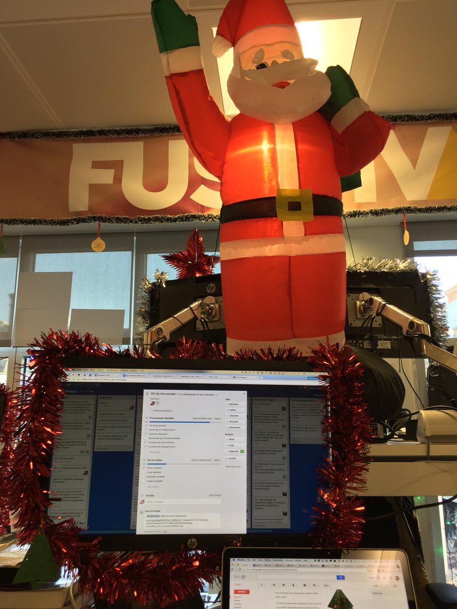 To vote for <a href="/onishiweb/">Adam Onishi</a> to win simply RT this tweet! #DecorateYourDesk