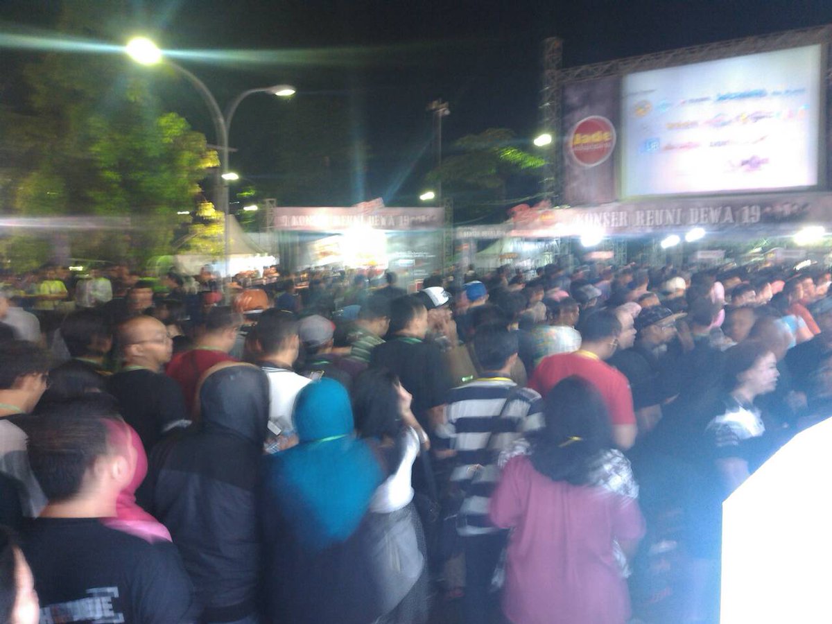 eventmalang's tweet photo. Woww! Antrian di Graha Cakrawala - Malang #KonserReuniDewa19 #LiveEM http://t.co/wbaFny0W1V