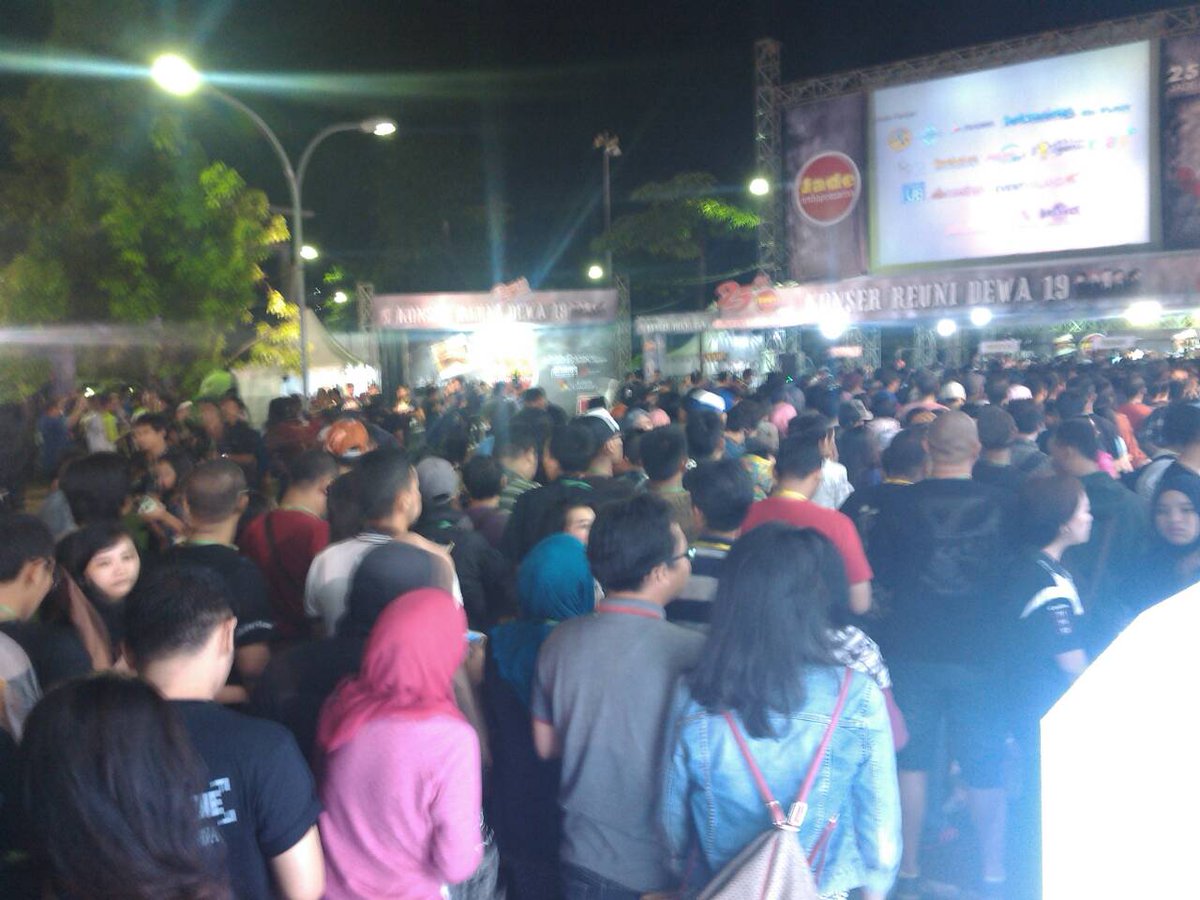eventmalang's tweet photo. Woww! Antrian di Graha Cakrawala - Malang #KonserReuniDewa19 #LiveEM http://t.co/wbaFny0W1V
