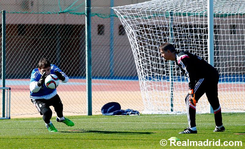 realmadrid's tweet photo. ¡Preparando la final! El equipo se entrenó en un campo anexo al Gran Estadio de Marrakech #HalaMadrid http://t.co/SzyT7MYJpJ