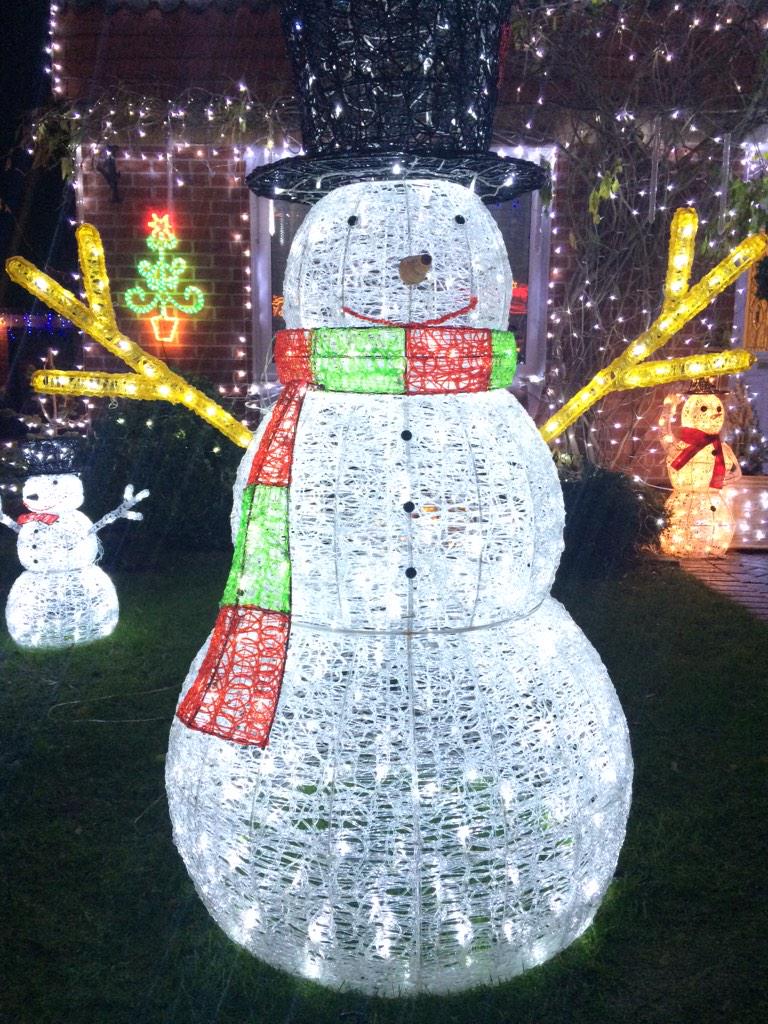 AlexjElliott's tweet photo. Great #Christmas #lights in #greyhoundclose #HedgeEnd to help raise money for @naomiandjack 1/2 http://t.co/BQIx3OwHVb