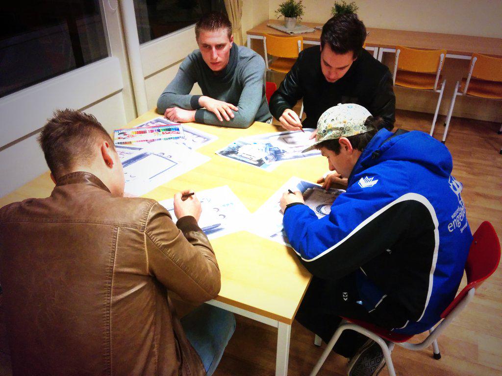 Kijk de jongens eens kleuren dan! Kleurtje hier en daar, de kleuren van de wagen zijn zo klaar!