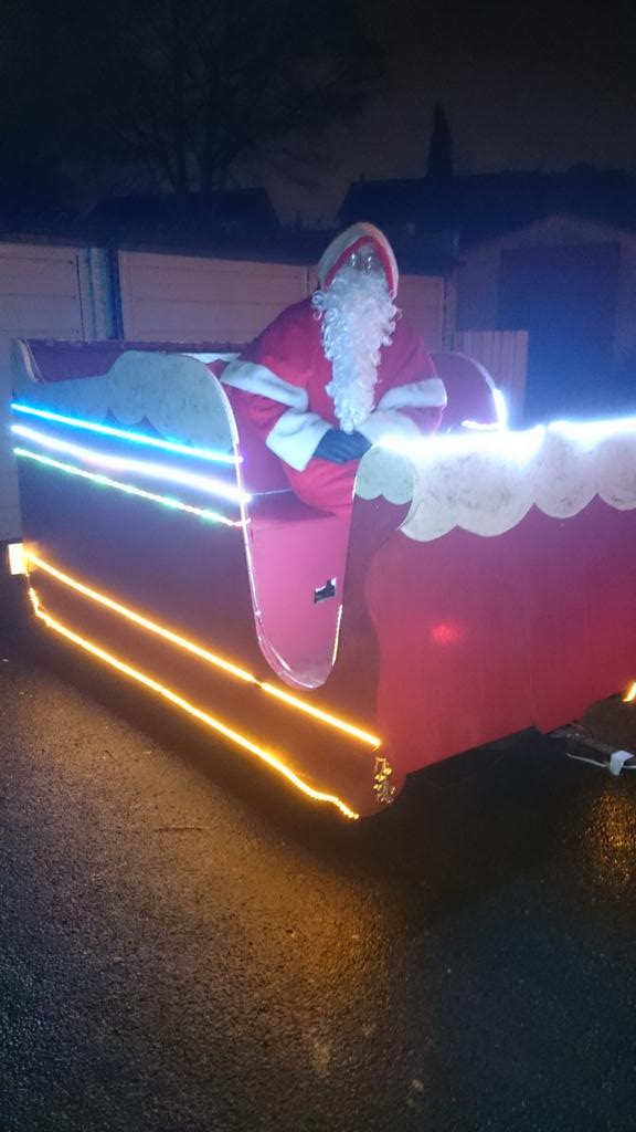 tobymorris's tweet photo. Santa π
out and about around Hailey Road #Witney tonight @witney499 #RTSanta http://t.co/NsxKG9VQoJ