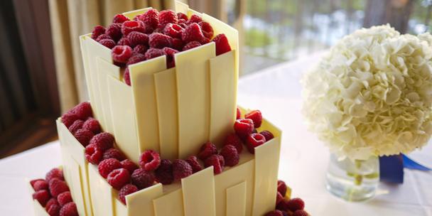 GatheringGuide's tweet image. Your cake is an important decision; everything else is just icing! weddings.gatheringguide.com/ac/wedding-cak… #weddingcake #wedding