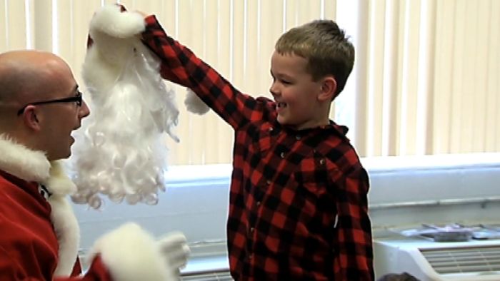NBCNewYork's tweet image. This 6-year-old got the best Christmas surprise when he removed Santa&apos;s wig. WATCH: 4.nbcny.com/tuUvtP4