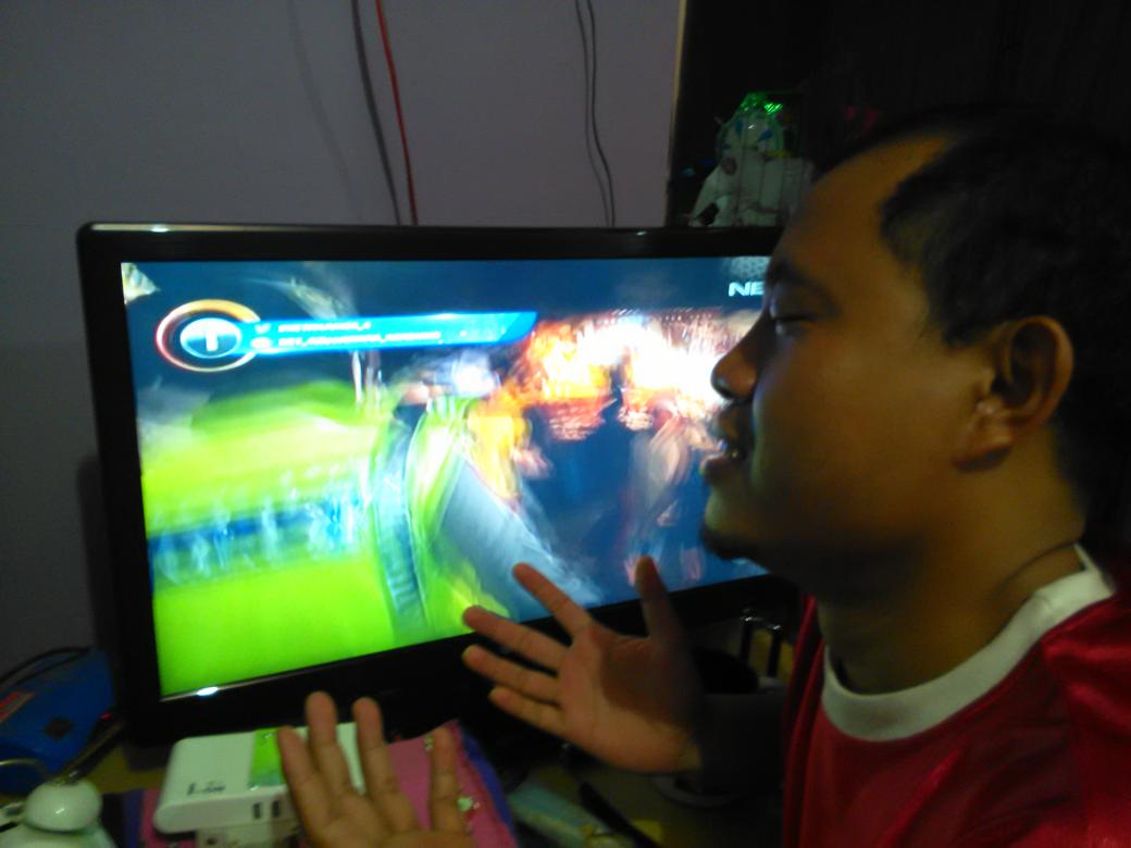 ompull's tweet photo. Nonton Net86 sambil berdoa " semoga anak soleh dpt hp S5 ,,aamiin. @netmediatama #NETMILIUNER_4  clue : i http://t.co/mOnjG4uNwV