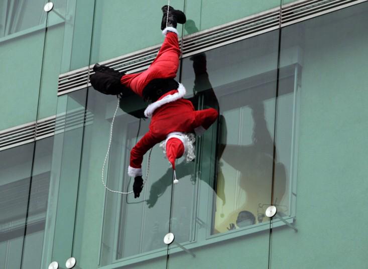 MiguelMorenatti's tweet photo. Así sorprendió a su hijo hospitalizado un miembro de las Fuerzas Especiales de Eslovenia.
Srdjan Zovulovic/Reuters http://t.co/A4d1QXKXM3