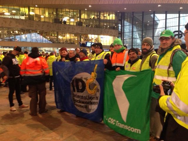 #Dockers in #Solidarity with #Rotterdam #PortWorkers. #action17december #AnInjuryToOneIsAnInjuryToAll. #FNV #RWG #CAO