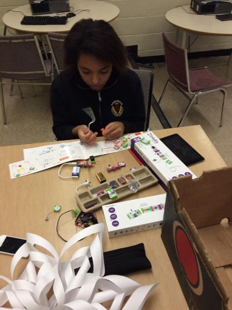 RCI_Stellar's tweet photo. @littleBits @RunnymedeCI 
STELLAR Kids making holiday ornaments for our holiday Palm tree!!! #runnymedeis http://t.co/8LJGgotUdp