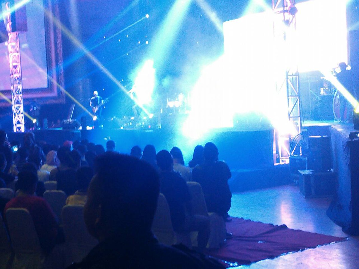 eventmalang's tweet photo. NP - Cukup Siti Nurbaya #KonserReuniDewa19 #LiveEM http://t.co/ieGTAyBAwH