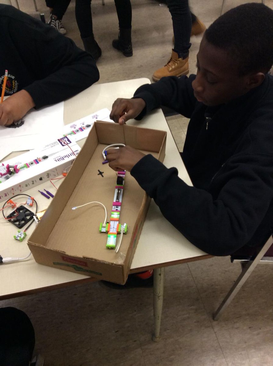 RCI_Stellar's tweet photo. @RunnymedeCI @littleBits 
Holiday ornament making in Runnymede STELLAR!!! http://t.co/CHcJfeaXI9