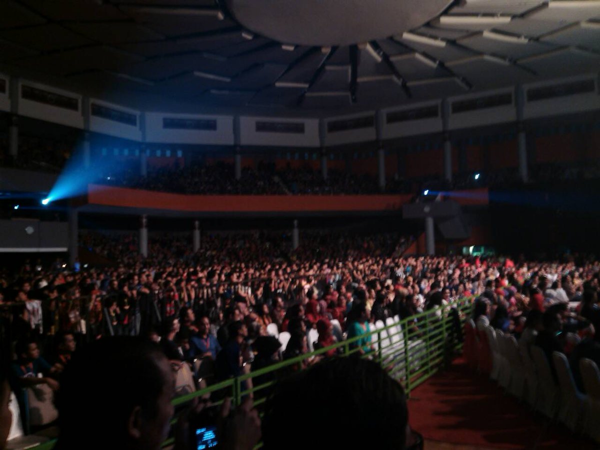 eventmalang's tweet photo. Ruaamee event lovers! :) #KonserReuniDewa19 #LiveEM http://t.co/Xam88DDK3m
