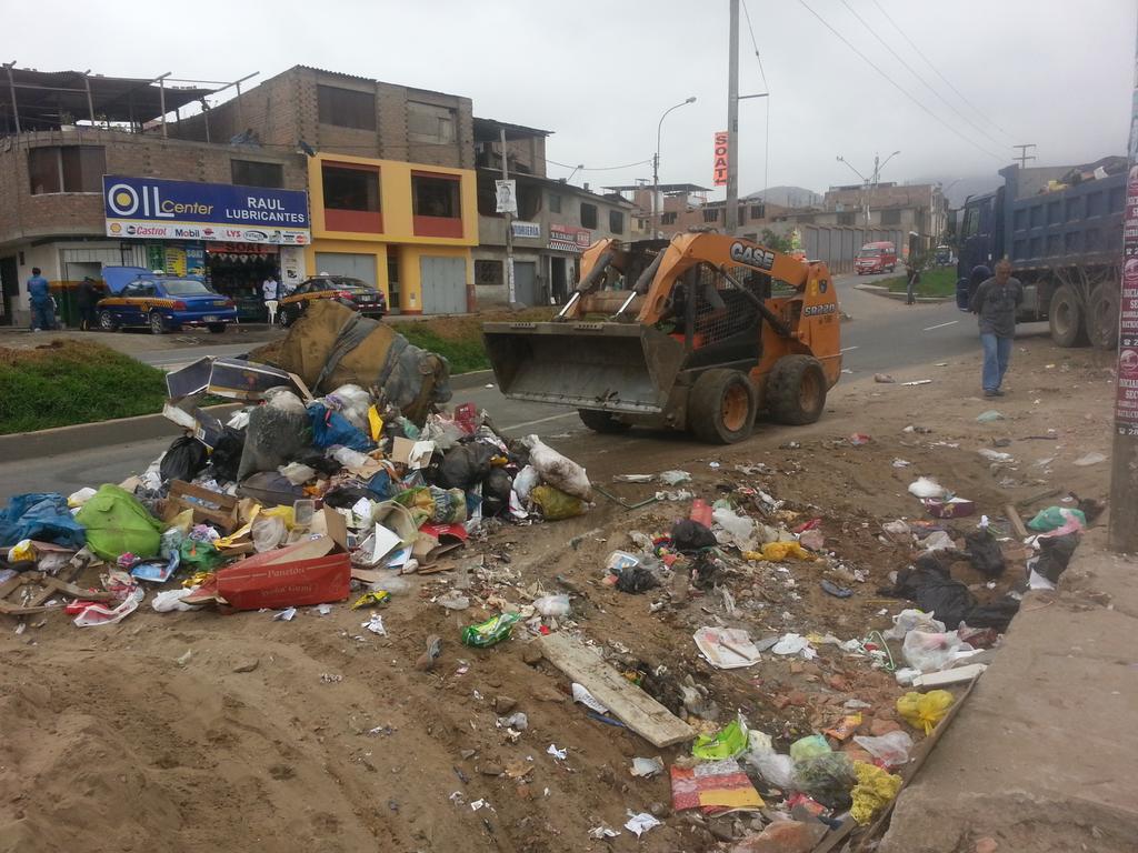 Dr. Marco Zevallos, Gerente del Ambiente de la <a href="/MuniLima/">Municipalidad de Lima</a> liderando las acciones de limpieza pública en distrito d SJM
