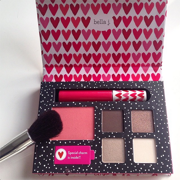 bellajcandles's tweet photo. Sparkle with the season and sweep on some bella j. eye-shadow and BERRY BASH lip gloss! - http://t.co/A694gAkAa2 http://t.co/aRjtYApJli
