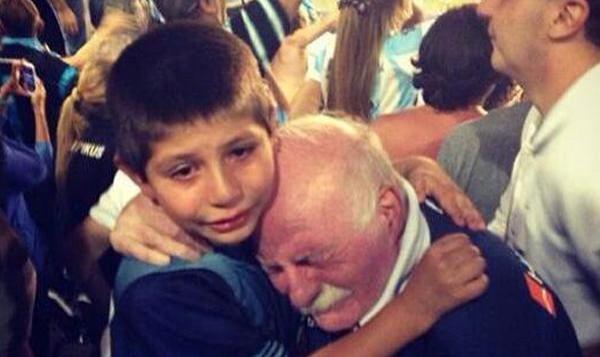 FootballSteack's tweet photo. Impresionante foto de un abuelo del Racing de Avellaneda abrazando a su nieto después que su equipo ganara la liga http://t.co/Gd1FBsJT3H