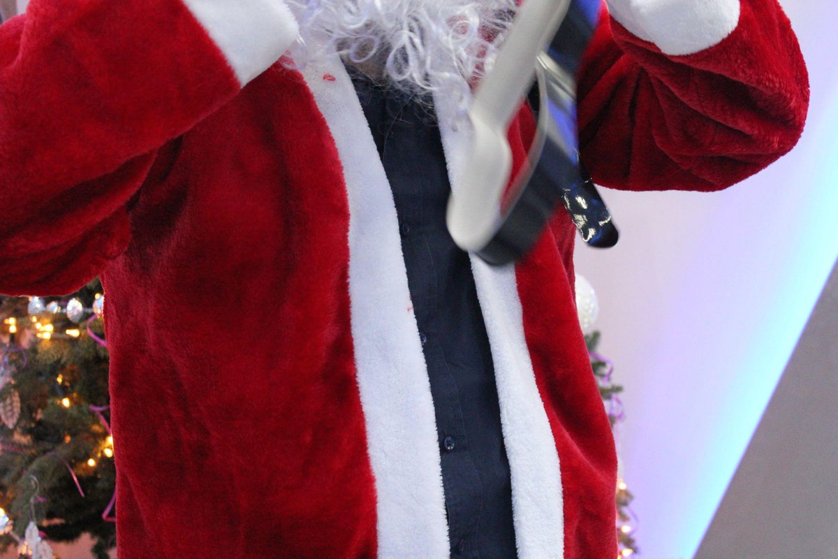 SawtElGhadJO's tweet photo. وصل سانتا وصار جاهز معنا للمقابلة ولبس لباس سانتا ...
#Singwithsanta #صوت_الغد #عمان #الاردن #حب_الاردن #غني_مع_سانتا http://t.co/LhVuVqmNQo