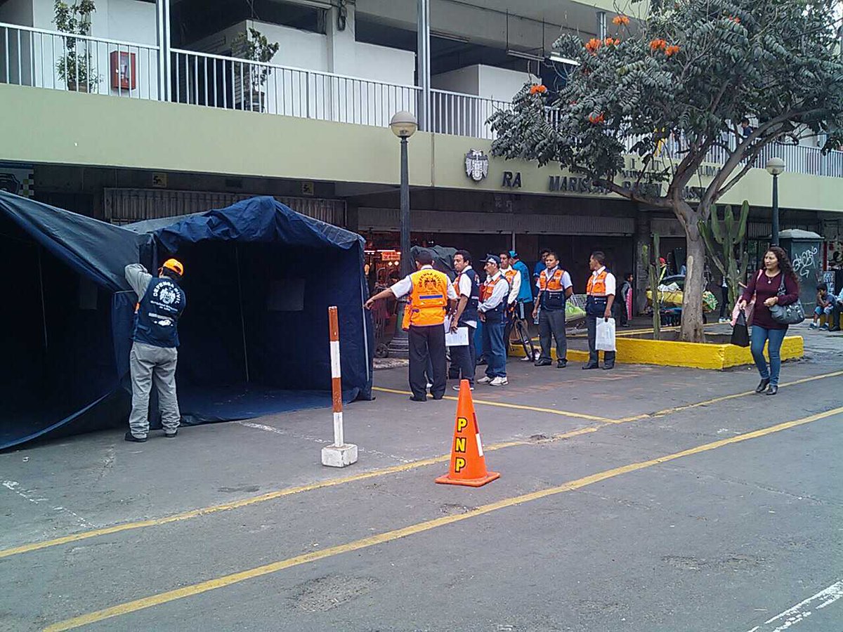 LimaSegura2017's tweet image. #Atención se vienen instalando las carpas de Defensa Civil en la cdra. 6 del Jr. Ucayali. #NavidadSinRiesgo