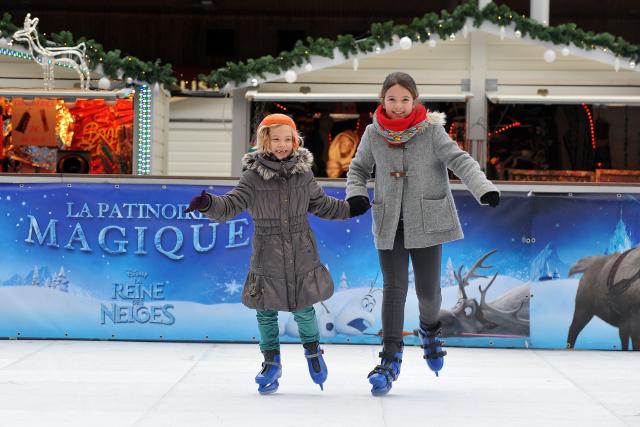 ouestfrance35's tweet photo. Noël à #Rennes : une patinoire en plein air au Colombier, sur le thème de La Reine des neiges http://t.co/yjD93fvH7W http://t.co/7UmBAyO6yJ