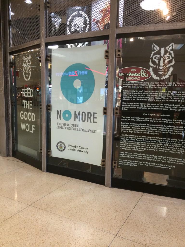 val_ker's tweet photo. .@NOMOREorg in the mall! http://t.co/ZtrQCaR4Rk
