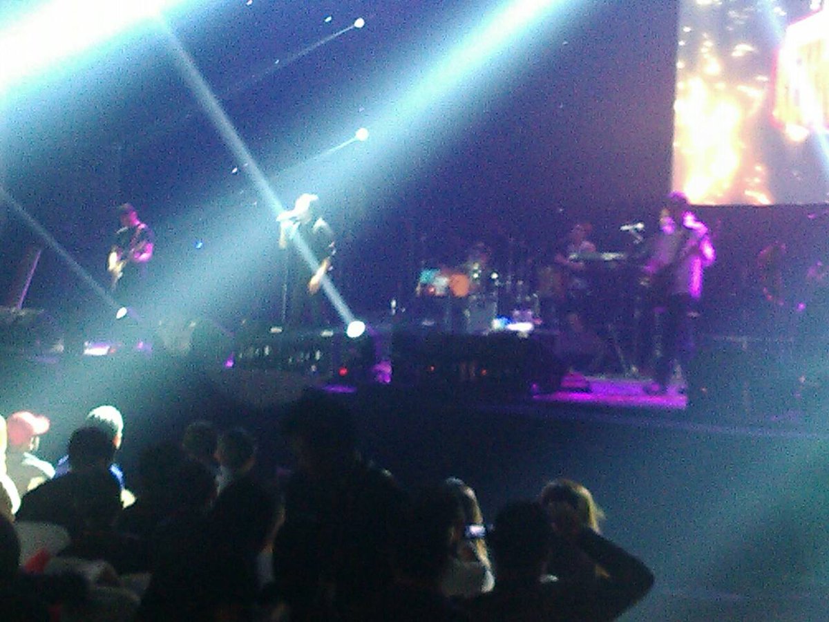 eventmalang's tweet photo. NP - Separuh Nafas #KonserReuniDewa19 #LiveEM http://t.co/isy4hPoUV8