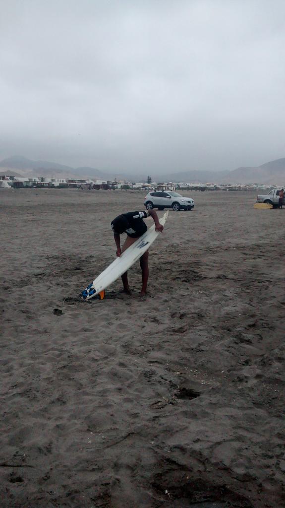MovistarPeru's tweet photo. Los niños saben que antes de entrar al mar, se debe calentar y poner cera a la tabla #proyectosofia http://t.co/zIAwQ84vCt