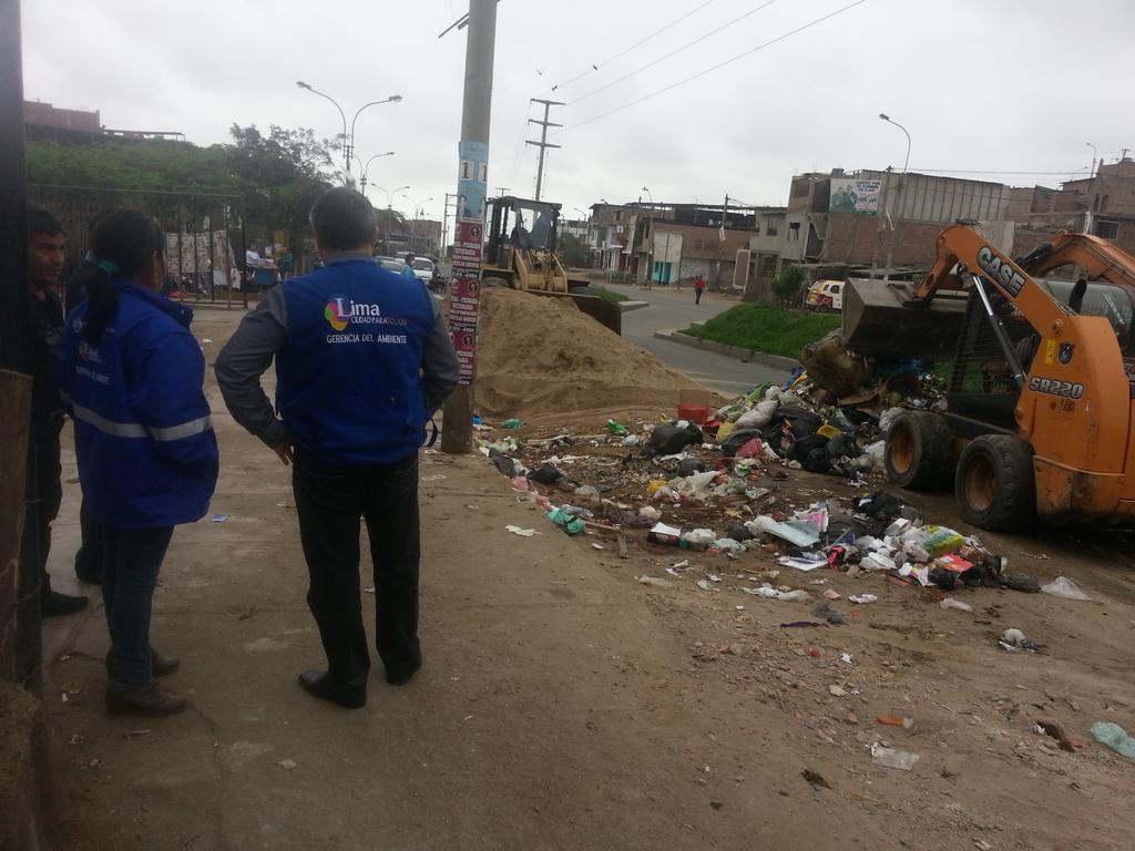 Distritos declarados en emergencia sanitaria reciben apoyo de <a href="/MuniLima/">Municipalidad de Lima</a> en recojo de residuos sólidos en SJM