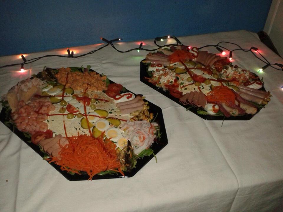 Stbijzgewoon's tweet photo. @eetpaleistvosje schenkt het kerstgevoel met een heerlijk buffet voor de kinderen van bijzonder gewoon. Super bedankt http://t.co/rxHL6zJELk