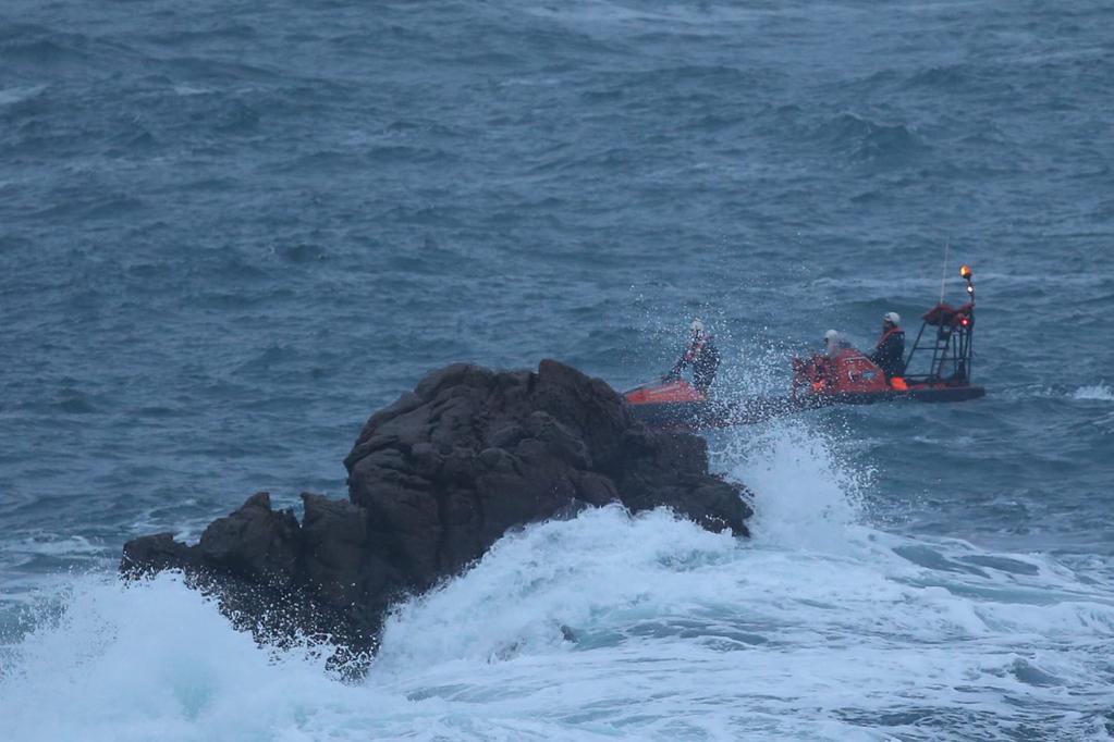 guardiacivil's tweet photo. #NaufragioCorrubedo #Ánimo a los GEAS que siguen inspeccionando el 'Paquito Nº DOS' http://t.co/mel9OhMNDY http://t.co/W8kmv0b1TC