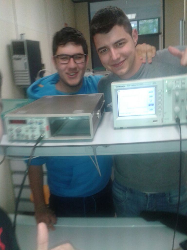 JesusCotanda's tweet photo. Buen laboratorio de electrónica con @aitortena jajajaja http://t.co/NyBjOkBKsp