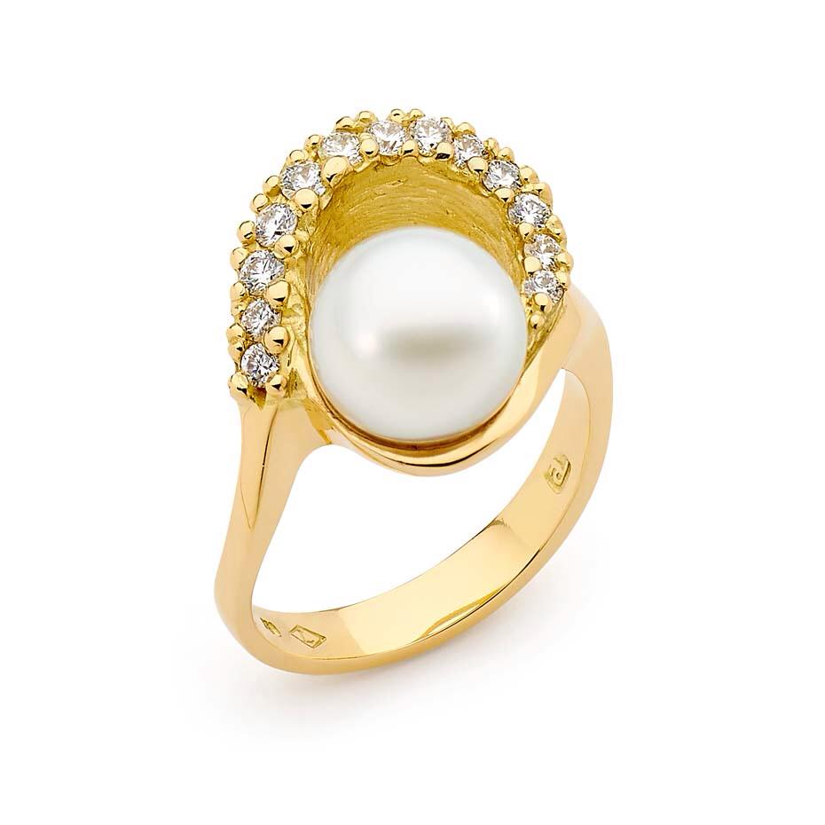 TheJewelleryEd's tweet photo. Tapping into the growing interest in the daily wearability of #pearls with jeweller #Linneys http://t.co/fCiCFNiK6Z http://t.co/v4YlF19izo