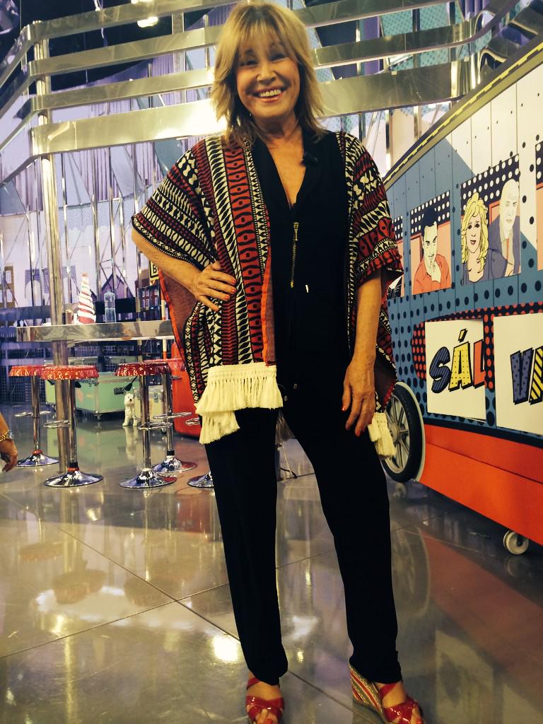 CarlotaLlauger's tweet photo. “@milaximenez: http://t.co/SU4PBFkOCj” ideal el poncho de Mila de @CaquilalaShop!!!!