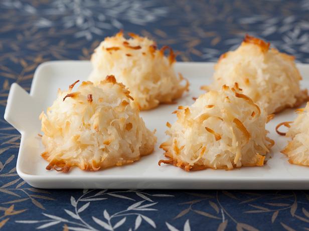 From Coconut Macaroons to Chocolate Bark, learn 5 Christmas cookies your kids can help with: bit.ly/1uZkXYU.
