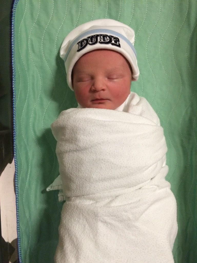 Andrew_Beckler's tweet photo. Bo Dean, born at 6:07am, 7 lbs 5 oz, 19 inches long. Both he and @Mckennadawn are very healthy! #BabyBeckler http://t.co/49IlixBXXo