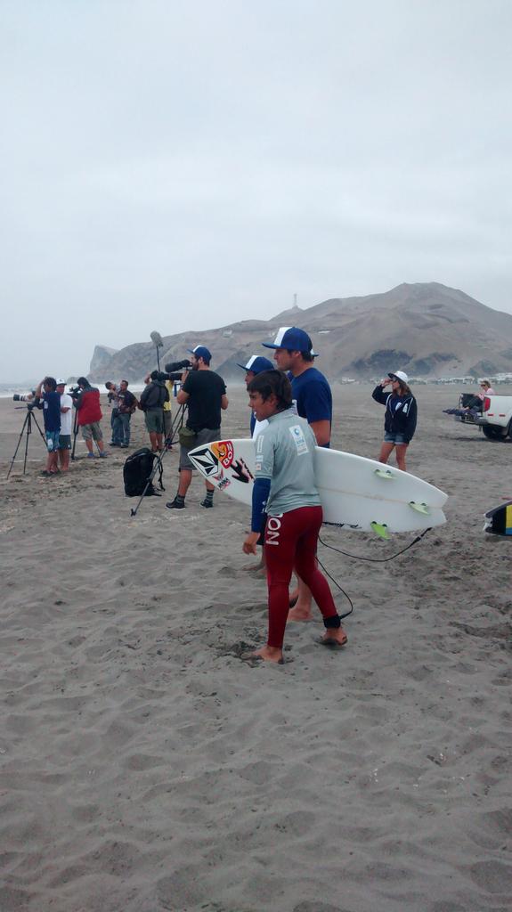 MovistarPeru's tweet photo. Los entrenadores evalúan a los chicos y les brindan sus consejos en el surf #proyectosofia http://t.co/WUQDgRoSRy
