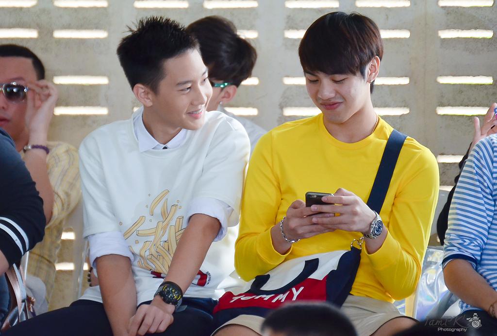 iampk_z's tweet photo. Iphone 6 เครื่องนั้นมีความลับใช่มั๊ย.....@captain2541 @whitewo_ #LSCharity2014 #lovesicktheseries http://t.co/pnBHXZHaxR