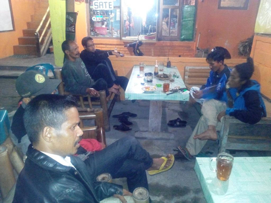 ListiyantoAgus's tweet photo. Pengumpulan donasi utk banjarnegara @ komunitas Merkuri 309 http://t.co/jTvKPTO5on