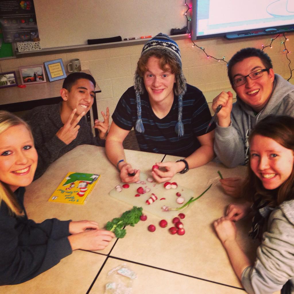 arschuitema's tweet photo. Radish sculptures in the making! #SpIV #NavidadenMéxico. #NochedeRábanos  @maestraVB gracias por la idea 🎄 http://t.co/Vnwi9szRGt